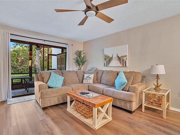 3rd image of 1646 Stickney Point Rd APT 101