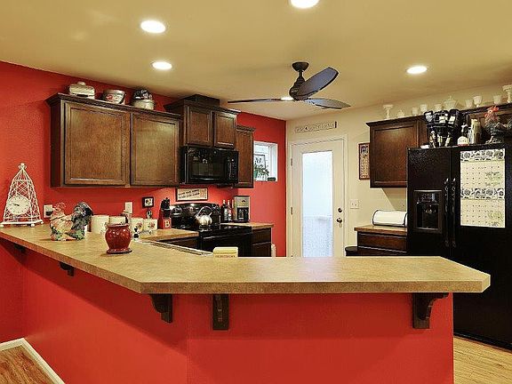 All Kitchen Appliances Stay!