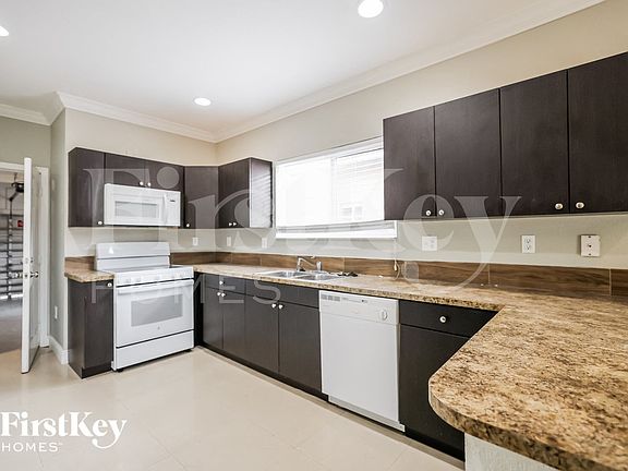 5th image of 1320 NE 41st Pl