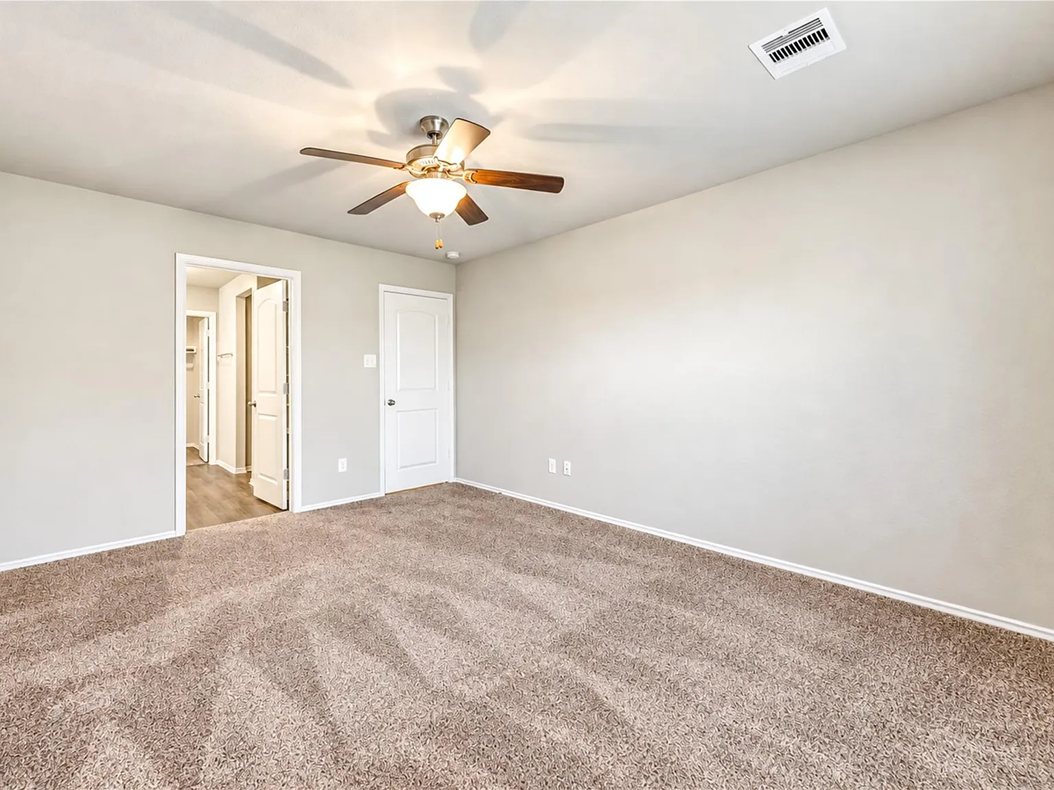 5 bed, 2.5 bath, 2253 sqft, $2,200 — Photo 4