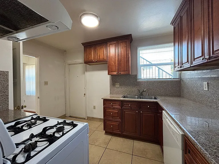 625-633 1/2 W Glenoaks Blvd — Photo 12