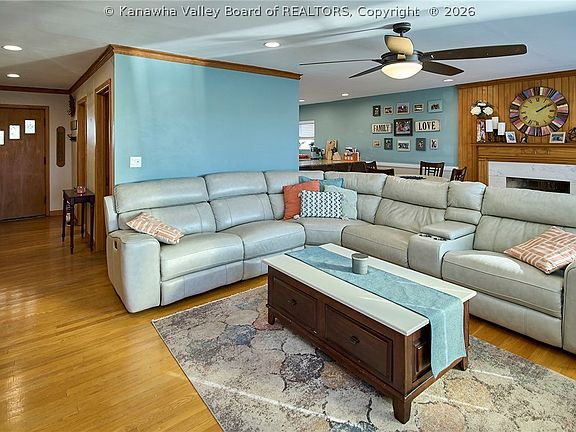 4th image of 1555 Summit Dr