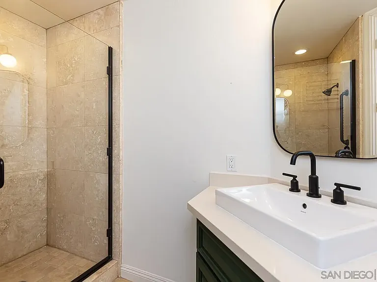 1368 Oliver Ave — Photo 17