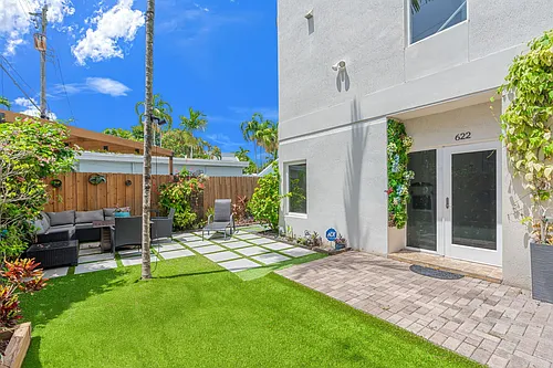 622 NE 10th Ave Photo 1