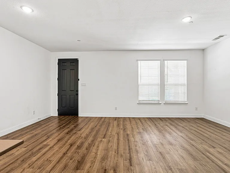 537 Parkside Dr — Photo 8