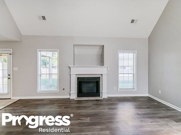 4th image of 2439 Della St