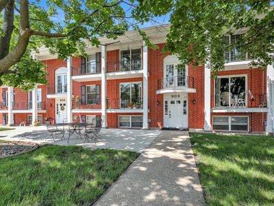 909 W 1st St APT 8, Pella, IA, 50219