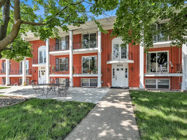 909 W 1st St APT 8, Pella, IA 50219