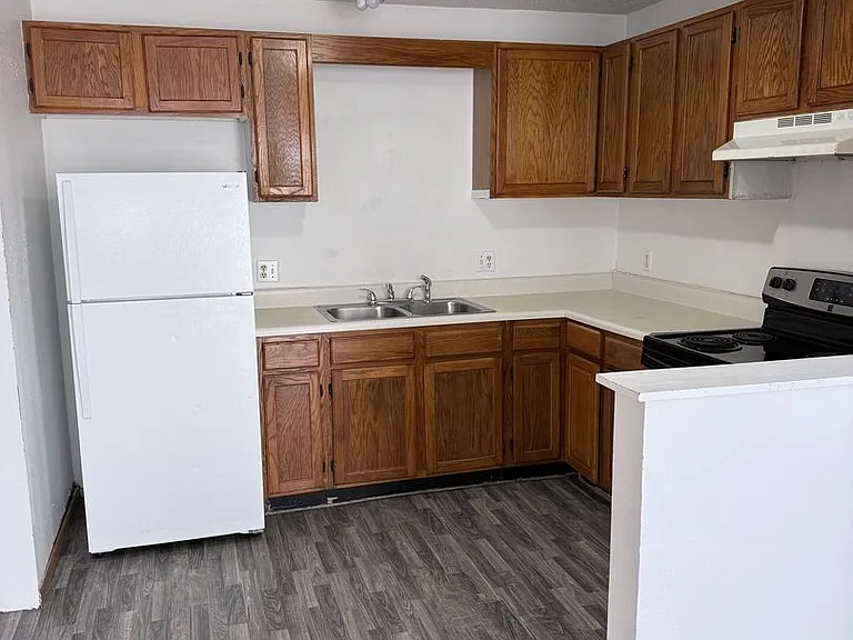 1334 Erie St — Photo 3