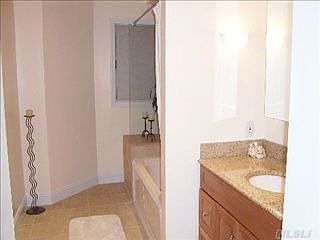 4th image of 220 Fox Hill Dr
