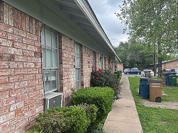 2nd image of 903 N Meadows Dr