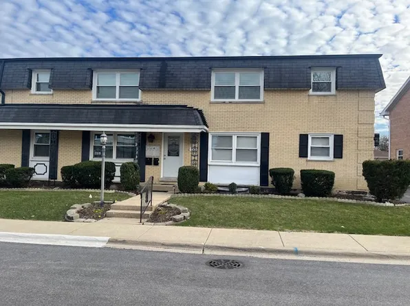 7519 Country Ln #2, Darien, IL 60561