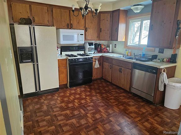 2nd image of 25784 Collingwood St