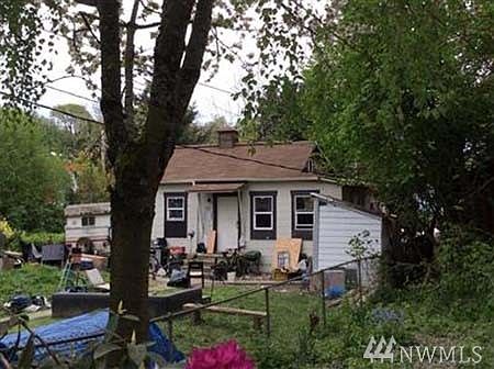 2nd image of 827 S Cloverdale St