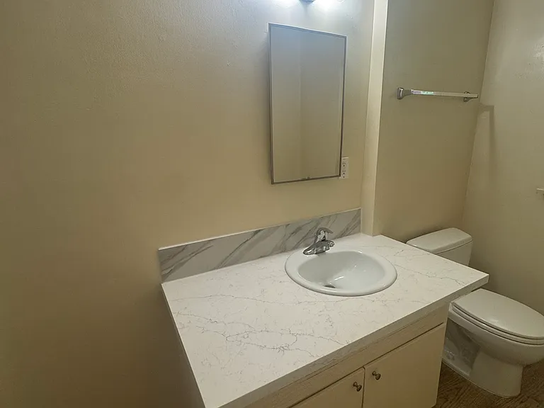 450 Midvale Ave — Photo 16