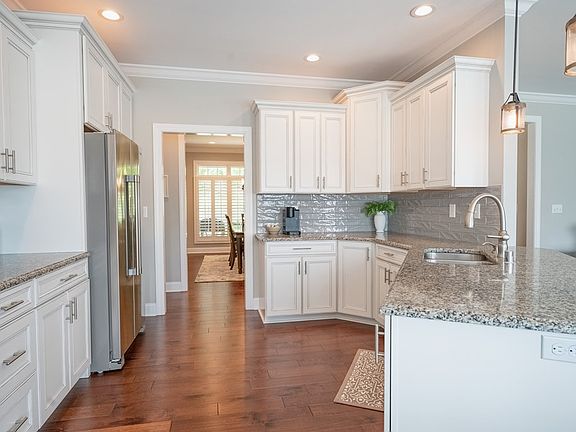 4th image of 195 Fox Chase Cir