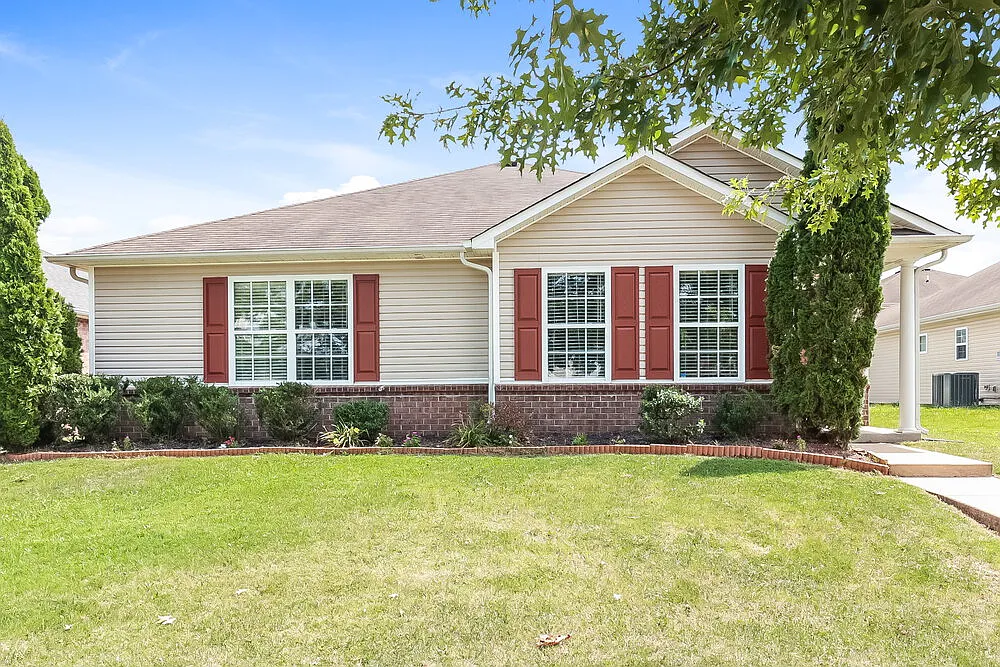 3 bed, 2.0 bath, 1744 sqft, $2,135 — Photo 1