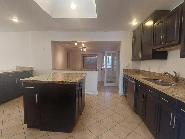 2448 W Freeway Ln — Photo 11