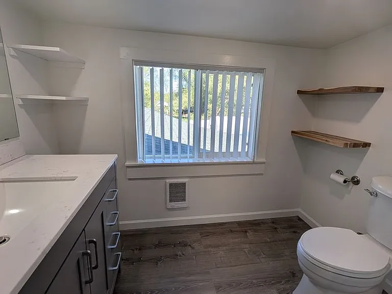 1420 Summers Ln — Photo 3