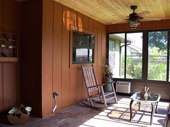 4th image of 906 NE 46th Ct