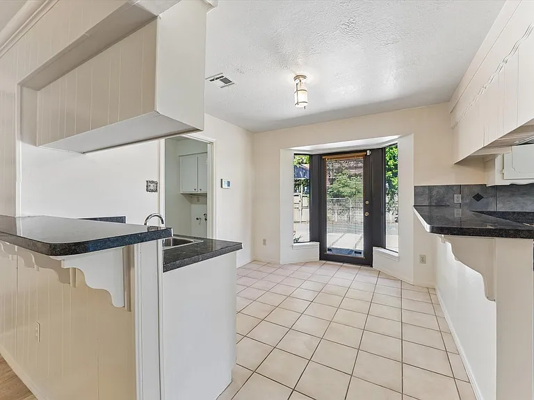 3232 Parkwood Dr — Photo 12