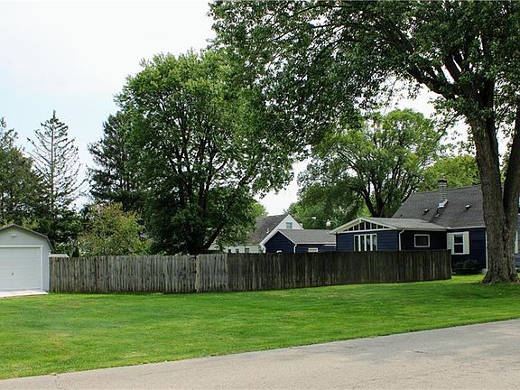 4th image of 110 Estelle Ave