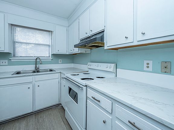 5th image of 338 Dorchester Manor Blvd