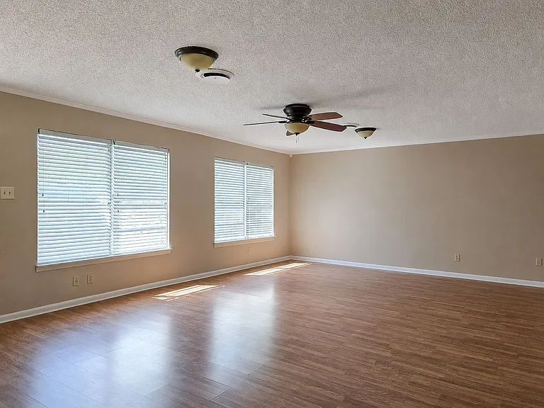 1204 Connell Dr — Photo 10