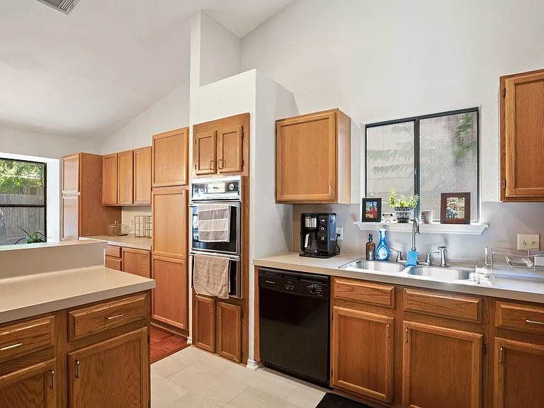 1709 Kimmerling Ln — Photo 5