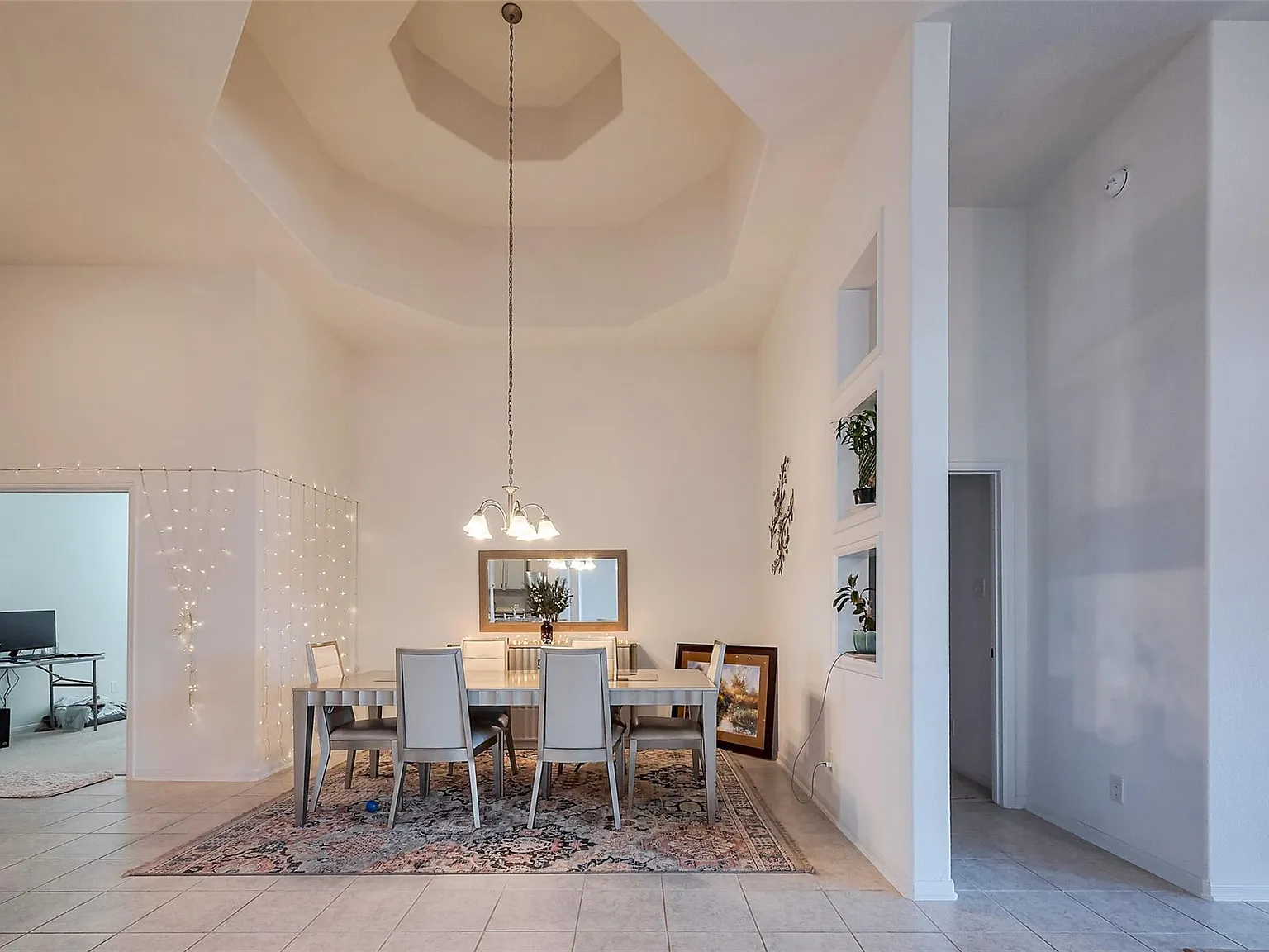 3 bed, 2.0 bath, 2295 sqft, $2,490 — Photo 2
