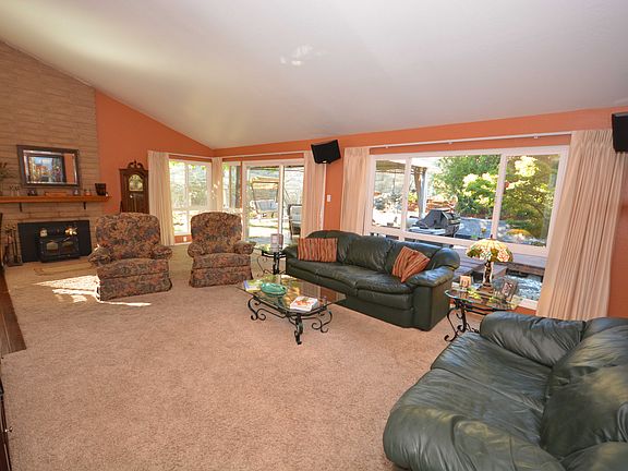 3rd image of 728 Sterling Dr