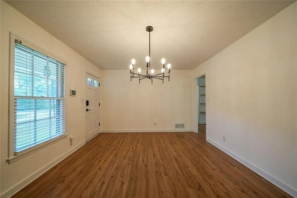 3 bed, 2.0 bath, 1835 sqft, $2,000 — Photo 2
