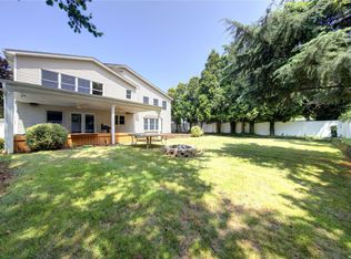 4 Pear Ct, Saint James, NY 11780