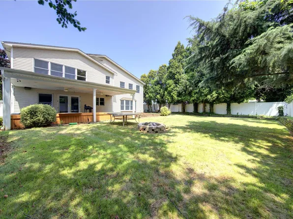 4 Pear Ct, Saint James, NY 11780