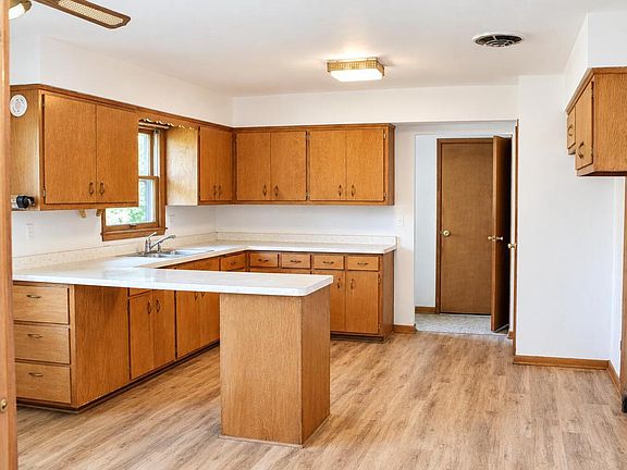 2nd image of 707 Emmer AVENUE