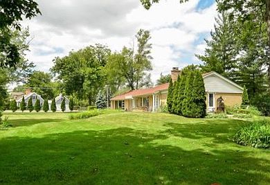 2nd image of 860 Queens Ln