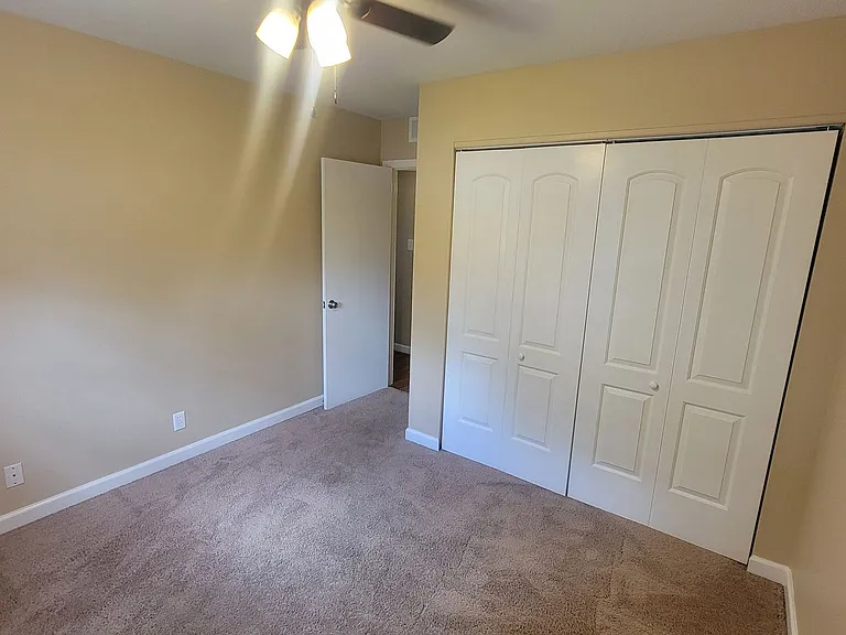 Highlands 2 bedroom apartment walking distance to Bardstown Road. — Photo 13