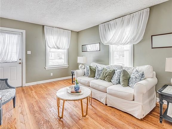 3rd image of 684 E Archwood Ave