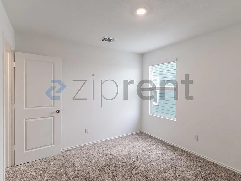 889 Powell St — Photo 12