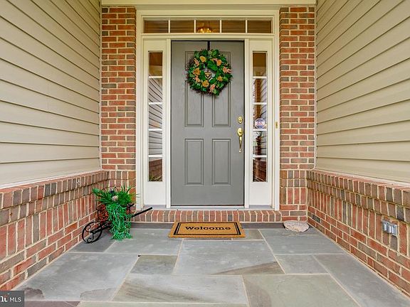Welcome! Beautiful front entry!
