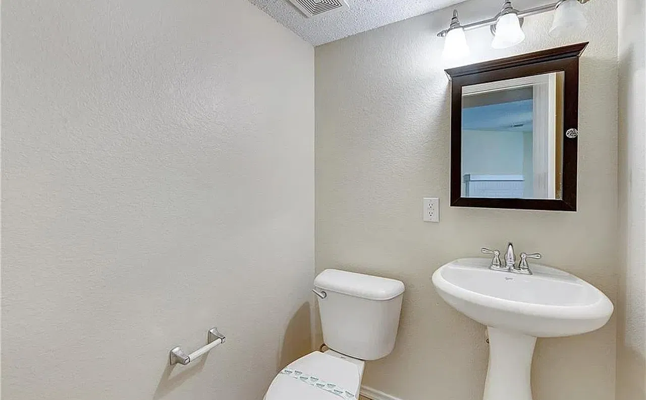 4 bed, 2214 sqft, $2,300 — Photo 2