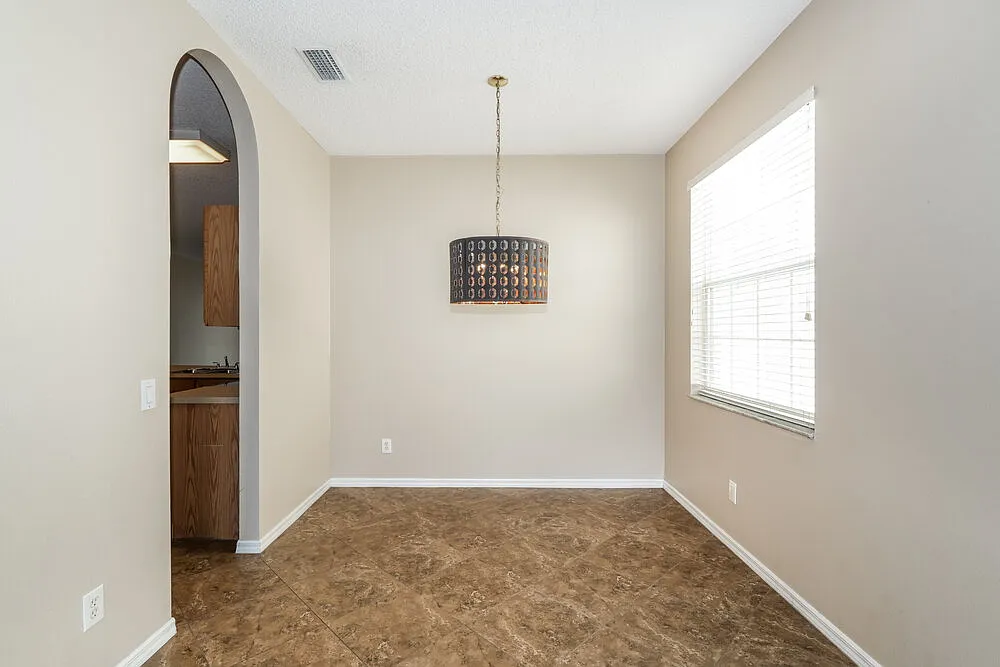 4 bed, 2.0 bath, 1828 sqft, $2,920 — Photo 4