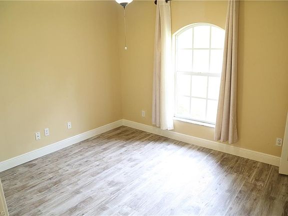 5th image of 4072 27th Ave NE