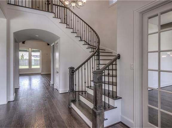 2nd image of 39 Clairhill Dr