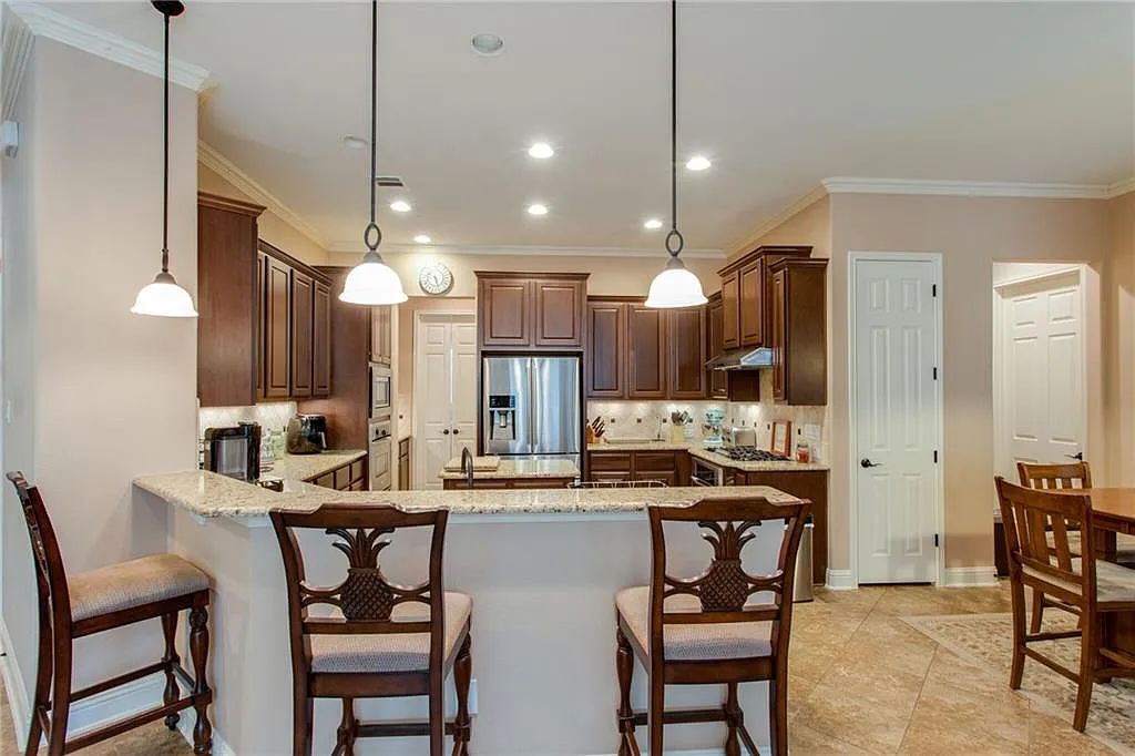 5 bed, 4.5 bath, 3979 sqft, $4,200 — Photo 3