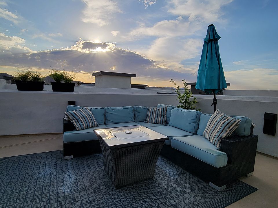 Rooftop deck with beautiful views!