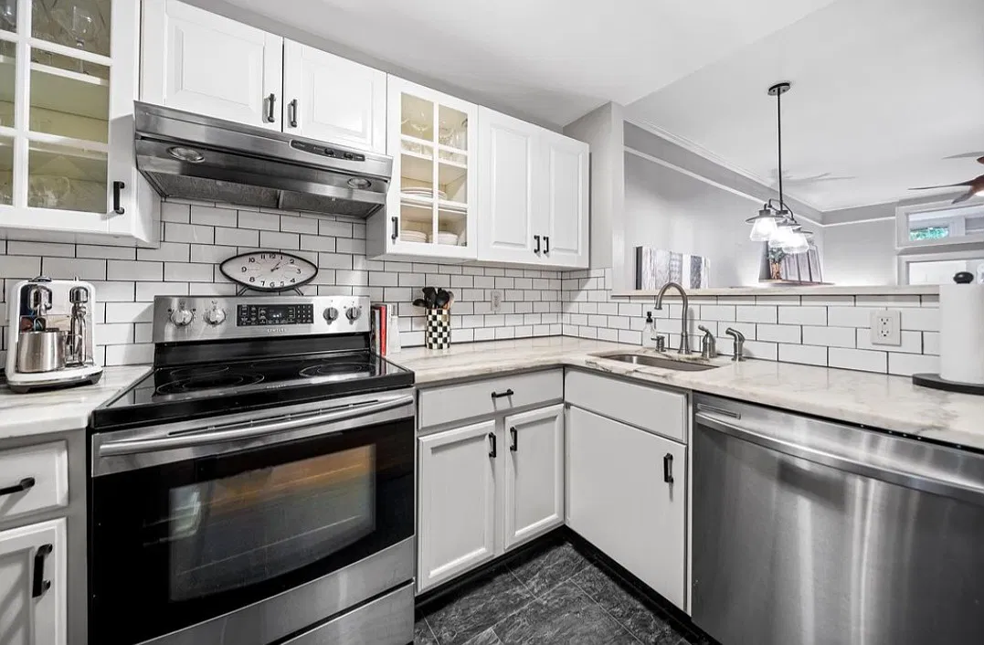 2 bed, 702 sqft, $4,200 — Photo 3