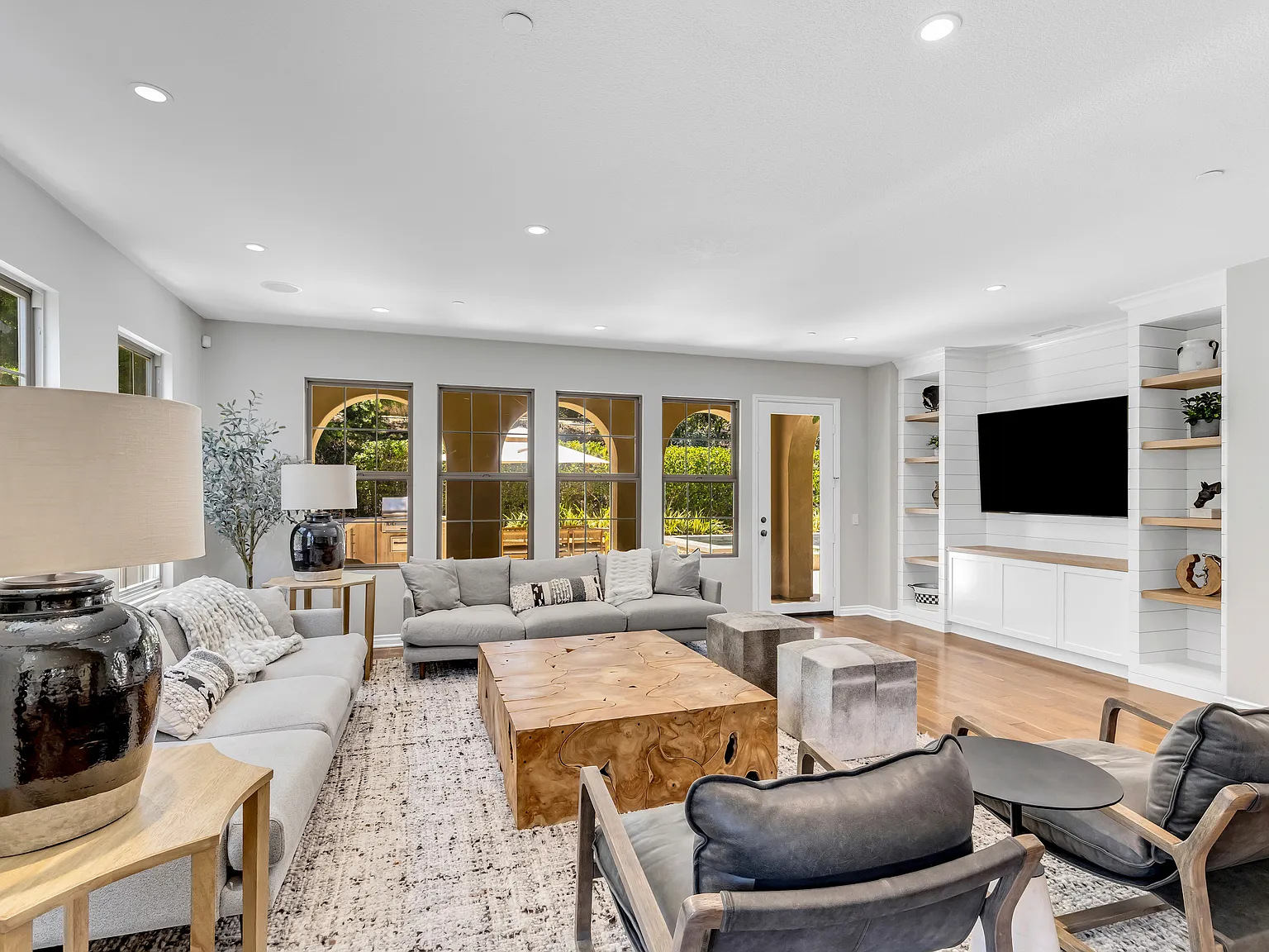 5 bed, 5.5 bath, 4282 sqft, $12,000 — Photo 3