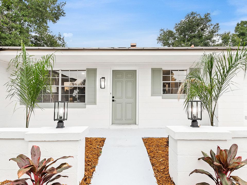 1st image of 343 Casuarina Cir