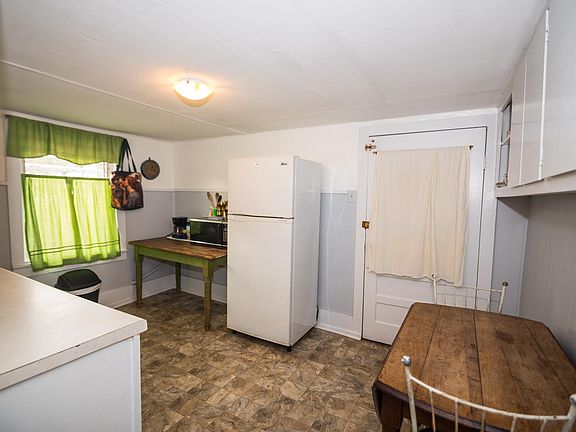 4th image of 1364 Moss St #B